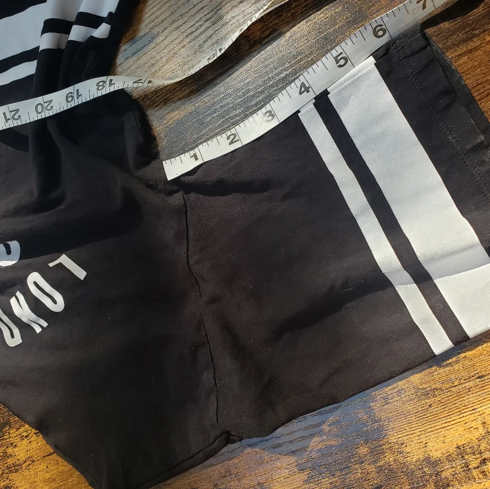 Small boat neck raw edge short sleeve crop top Global City - Picture 3 of 5